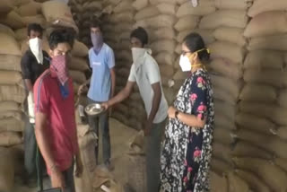 pregnant women still working  Godown woman manager  anandnagar women  gujarat news  ആനന്ദ് ജില്ല  ഗർഭിണിയാണെങ്കിലും ജോലി മുഖ്യം  ഉത്തരവാദിത്തം നിറവേറ്റി സർക്കാർ ഉദ്യോഗസ്ഥ