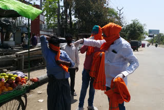 COVID-19: PM appeals people of Varanasi to use Gamchha as mask, worker distributes free Gamchha