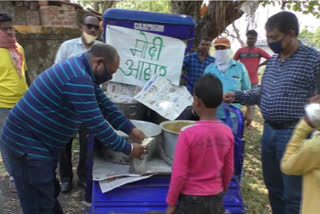 Social workers are distributing food to needy during lockdown in ghatshila