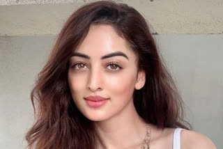 Sandeepa dhar, Sandeepa big day is all about hand washing, खिड़की से बाहर देख कर दिन काट रहीं संदीपा धर, संदीपा धर