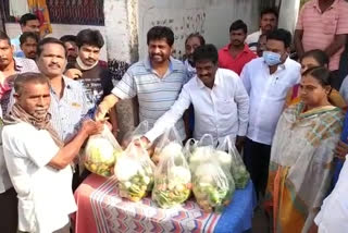 mp bellana chandrashekar Distribute essential goods to rickshaw workers at chipurupalli