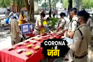 गाजियाबाद रेलवे पुलिस गरीबों को बांट रही खाना