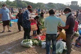 no social distance in vegetable market