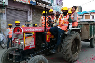 people honored cleaning workers