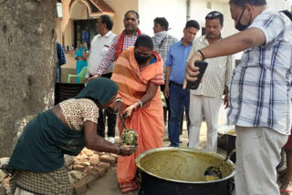 Former BJP MLA Maneka Sardar fed the slums