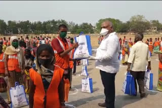 mayor distributed Modi diet among cleaning workers