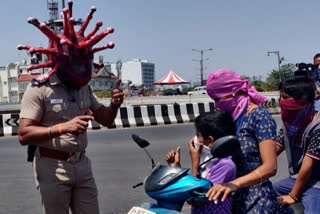 दिल्ली पोलिसांचे कोरोना हेल्मेट; लॉकडाऊनमध्ये घरीच राहण्याचे आवाहन