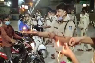 Police perform Aarti for lockdown breakers in bhopal