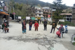 COVID-19  coronavirus  Manali  woman guards  women guard Soyal village  Lockdown  ഹിമാചൽ പ്രദേശ്  ലോക്‌ഡൗൺ  മനാലി  അതിർത്തികളിൽ കാവലായി സ്ത്രീകളും  കൊവിഡ്  കൊറോണ  ഷിംല