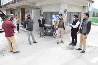 sbi management distributed masks, sanitizers to home guards and police personnel