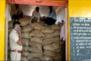 राशन के गेंहू की कालाबाजारी,  wheat seized in pratapgarh,  pratapgarh news,  rajasthan news,  प्रतापगढ़ में कालाबाजारी,  प्रतापगढ़ में 95 क्विंटल गेहूं जब्त,  प्रतापगढ़ रसद विभाग