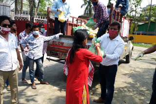 আমিনগাঁওত 1000 পৰিয়ালৰ মাজত অত্যাৱশ্যকীয় সামগ্ৰী বিতৰণ ব্যৱসায়ী কেশৱ কলিতাৰ