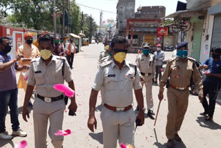 People honored policemen and cleaners in lockdown