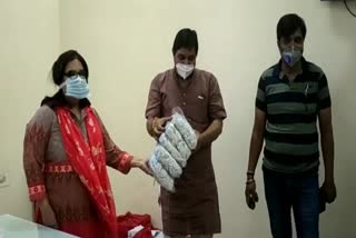 BJP donated thousand masks, प्रशासन को डोनेट किए मास्क