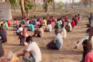 rajnandgaon-police-giving-food-to-laborers-in-bagh-nadi