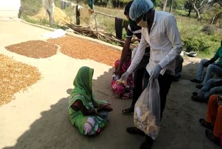 a family is distributing masks of the poor in shahdol