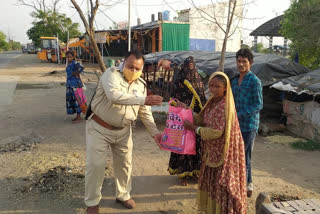 Ration given to poor family in charge of traffic police during duty