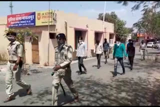 Villagers caught 11 people and handed over to police in rajgarh