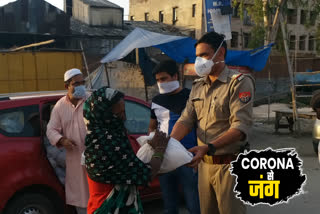 Kamran and Rohit helping needy people by distributing food items in East Delhi