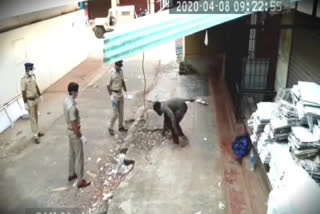 Homeless man in Kerala showing sharp social distancing awareness is a thing of beauty