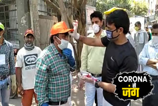 Public and councilor honored corporation cleaning workers in Jahangirpuri corona virus