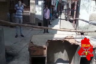 Locals themselves block the streets in Premnagar area delhi lockdown