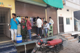 Grocery traders are neutralizing lockdowns, shops opening without permission.