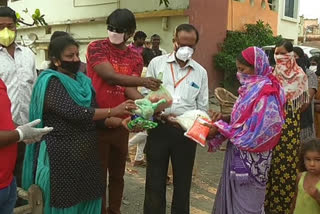 food kit distribute by police officer