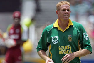 Shaun pollock's amusing golf trick shot in his house