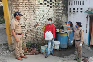 कोरोना वॉरियर्स ने बांटा राशन