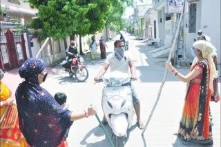 गांव की सुरक्षा के लिए महिलाएं दे रहीं पहरा