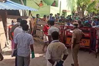 Daily wage labourers at MGR Street in Yagappa Nagar area in Madurai protest