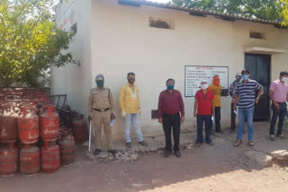 SDM GR Dahire raided Indane Gas Agency Nawagarh in Dhamtari