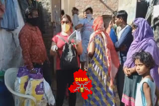 NGO Meenakshi family give ration to needy at delhi