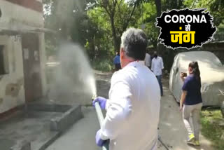 AAP corporation councilor sanitizes ward 79 S of Pushp Vihar corona virus