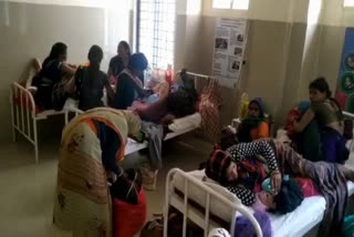 social-distancing-not-follow-in-shajapur-district-hospital