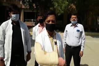 Inspector beats a doctor and fractured his hand