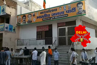 Former BJP candidate Sanjay Singh distributing food to the needy in Vikaspuri Assembly in lockdown