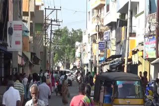 கூட்டம் கூட்டமாக சுற்றித் திரியும் பொதுமக்கள்