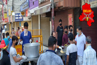 Famous Gupta Chole Bhature distributed food to people in Laxmi Nagar delhi lockdown