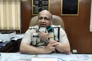 Madhya Pradesh: Inspector-General of Police Vivek Sharma sings "Hum honge kaamyaab" & gives a message to encourage the Police personnel who are carrying out their duties in Indore, amid coron virus