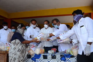 minister sankar narayana distributes essential goods at roddam in ananthpuram