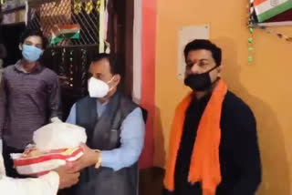 Ghonda MLA distributes ration kit, calls on people to stay at homes