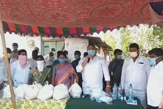 Distribution of vegetables to a thousand families in suryapeta district