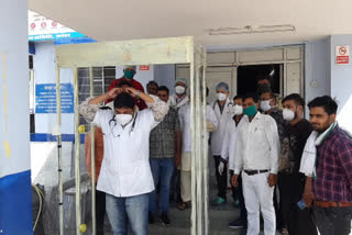 Sanitizer machine in health center, शीपुरी सामुदायिक स्वास्थ्य केन्द्र, कोटा में कोरोना संक्रमण