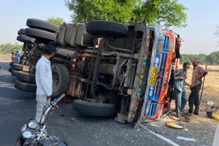 The truck filled with flour uncontrolled and overturned