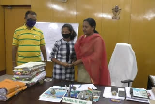 10th class students kumkum barik donates 5380 rupess to  cm relief fund