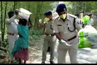 supaul police along with ssp manoj kumar distributing relief materia