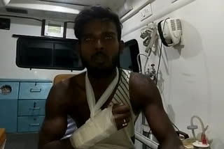 shopkeeper breaks the hand of customer in dhanbad