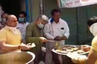 Former MP Sandeep Dixit distributed food to the needy through Congress kitchen in krishana nagar in delhi